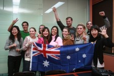 Austrálie Studium ELSIS Studenti se zástavou