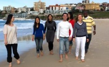 Austrálie Studium CQU studenti na pláži